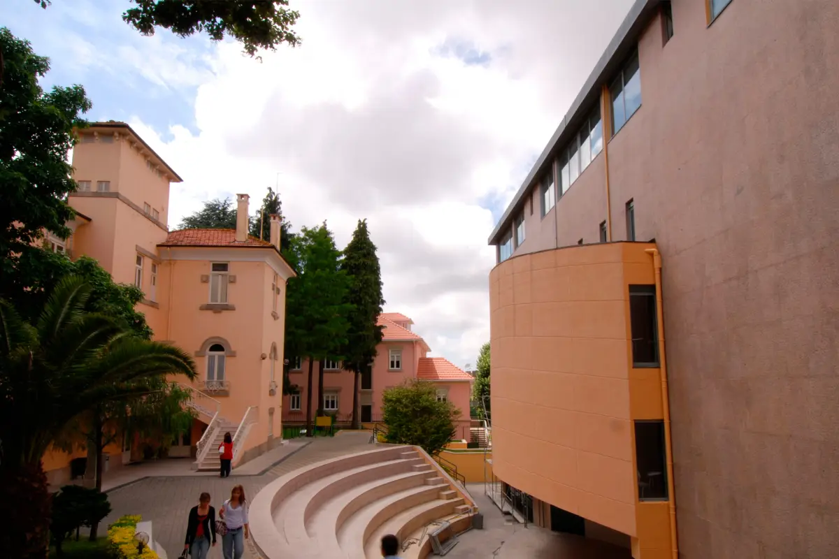 Estudantes no campus da Universidade Fernando Pessoa