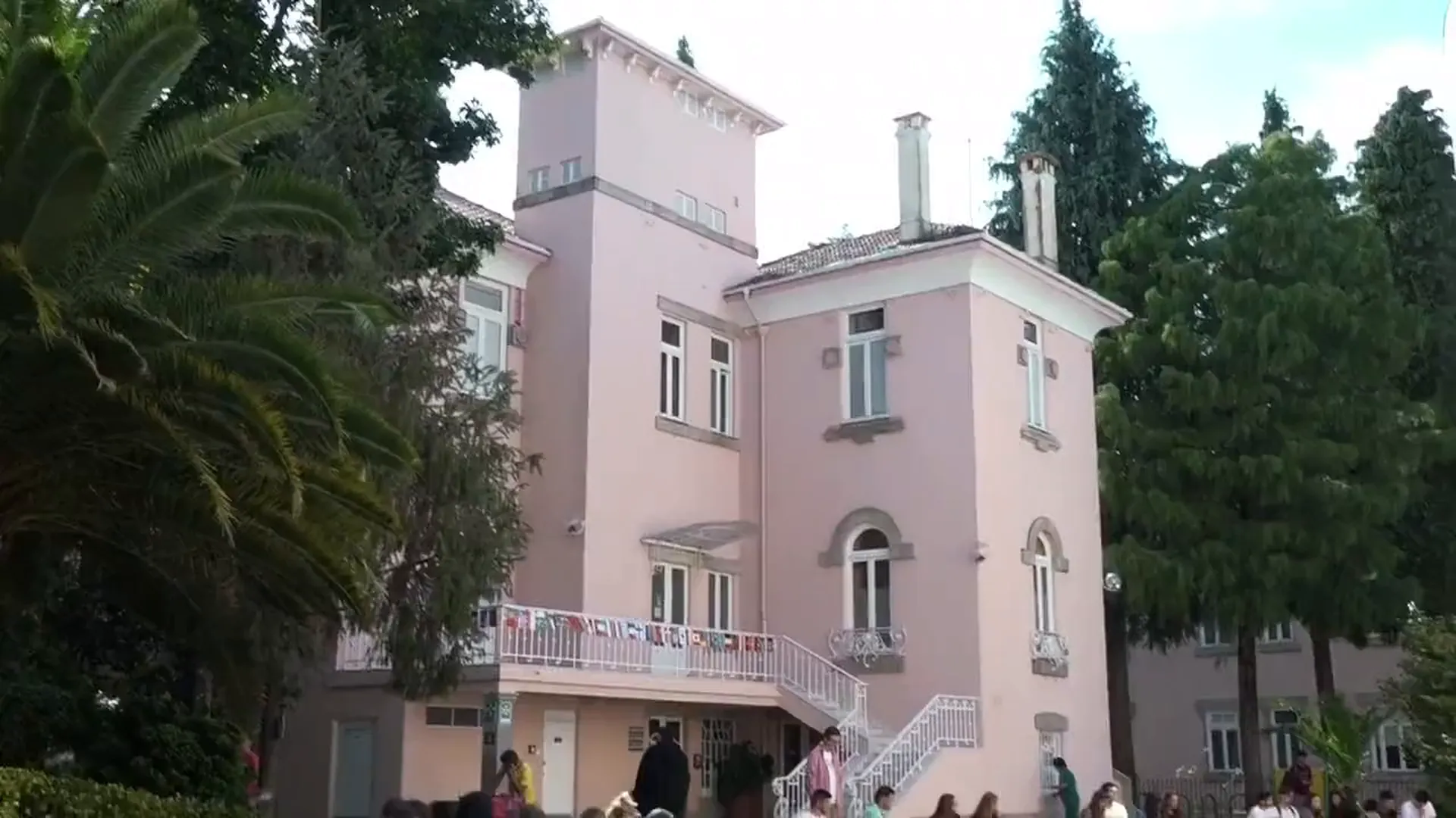 Fachada histórica da Universidade Fernando Pessoa com estudantes
